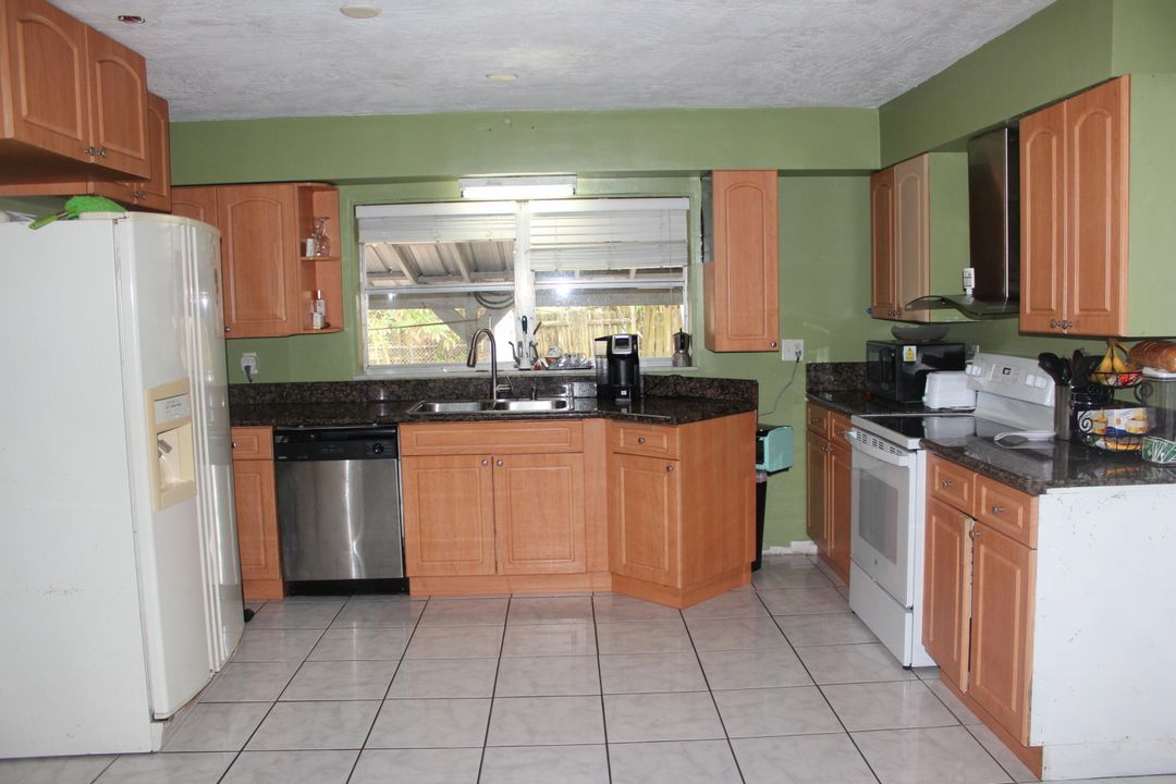 For Sale: $305,500 (3 beds, 2 baths, 1898 Square Feet)