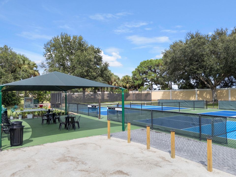 For Sale: $249,900 (2 beds, 2 baths, 1312 Square Feet)