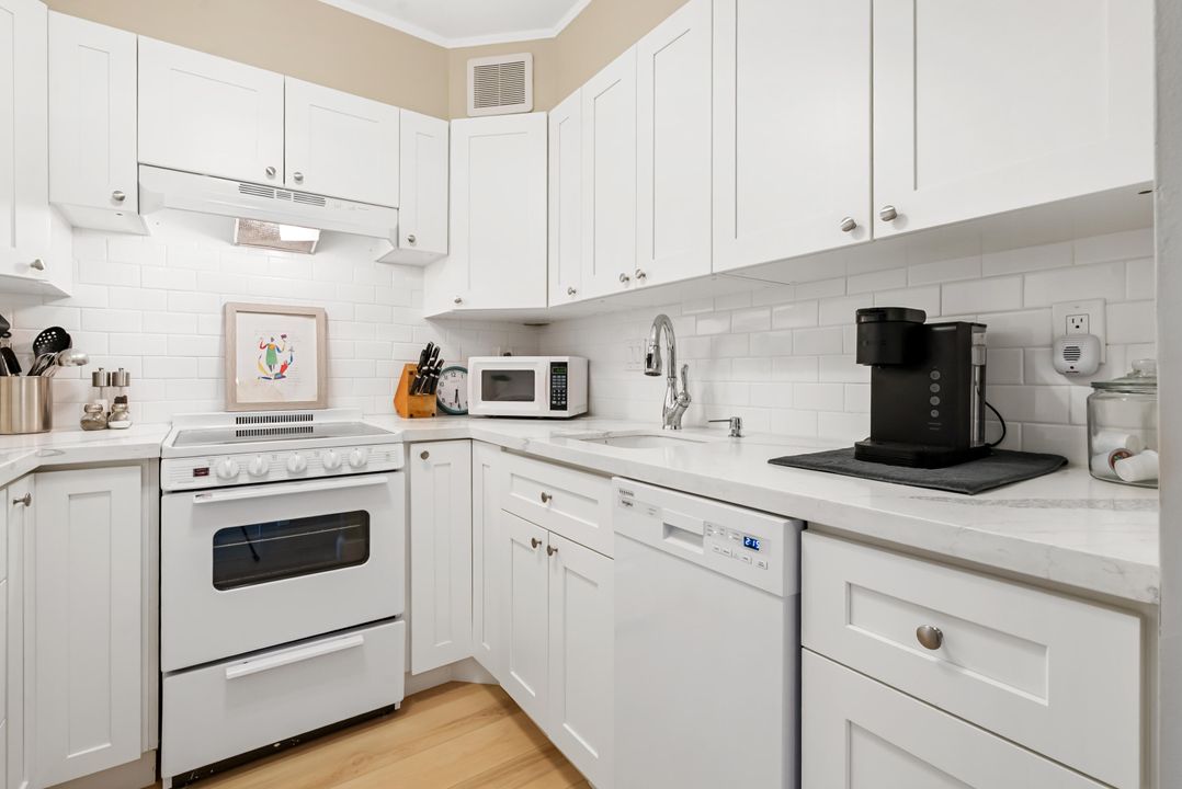 For Sale: $129,900 (1 beds, 1 baths, 570 Square Feet)