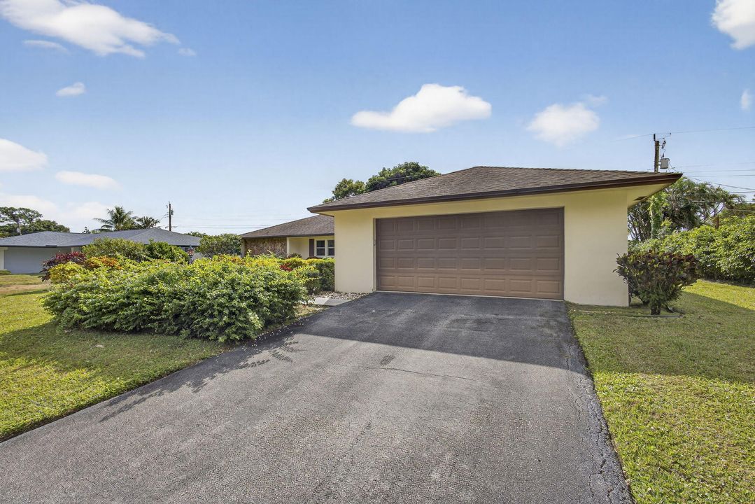 Active With Contract: $550,000 (3 beds, 2 baths, 2028 Square Feet)