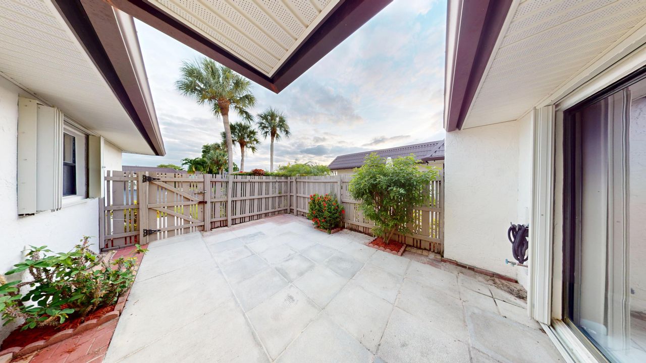 For Rent: $2,095 (2 beds, 2 baths, 1065 Square Feet)