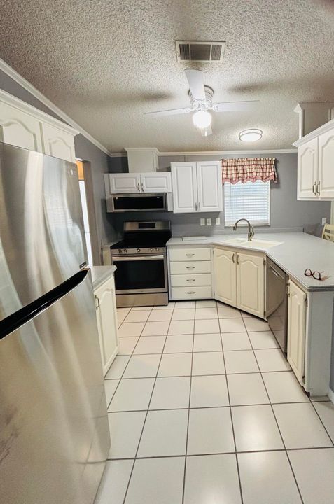 Active With Contract: $155,000 (2 beds, 2 baths, 1411 Square Feet)