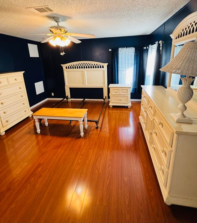 Active With Contract: $155,000 (2 beds, 2 baths, 1411 Square Feet)