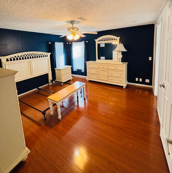 Active With Contract: $155,000 (2 beds, 2 baths, 1411 Square Feet)