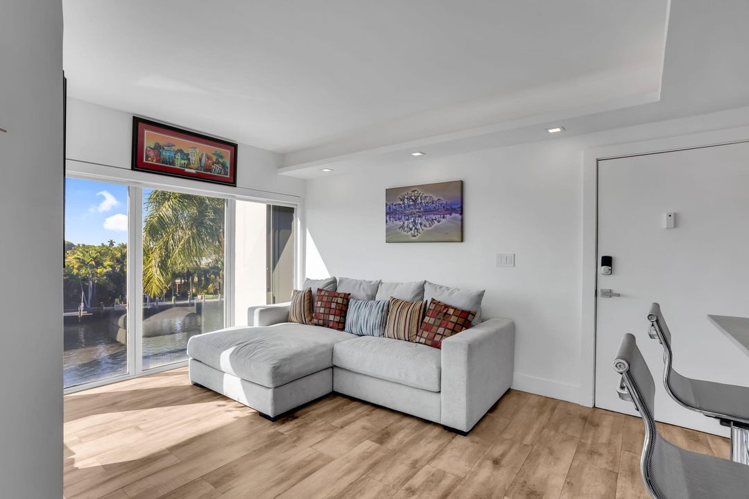 For Sale: $615,000 (2 beds, 2 baths, 1196 Square Feet)