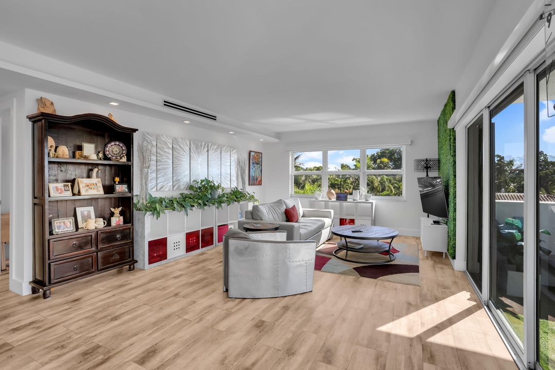 For Sale: $615,000 (2 beds, 2 baths, 1196 Square Feet)