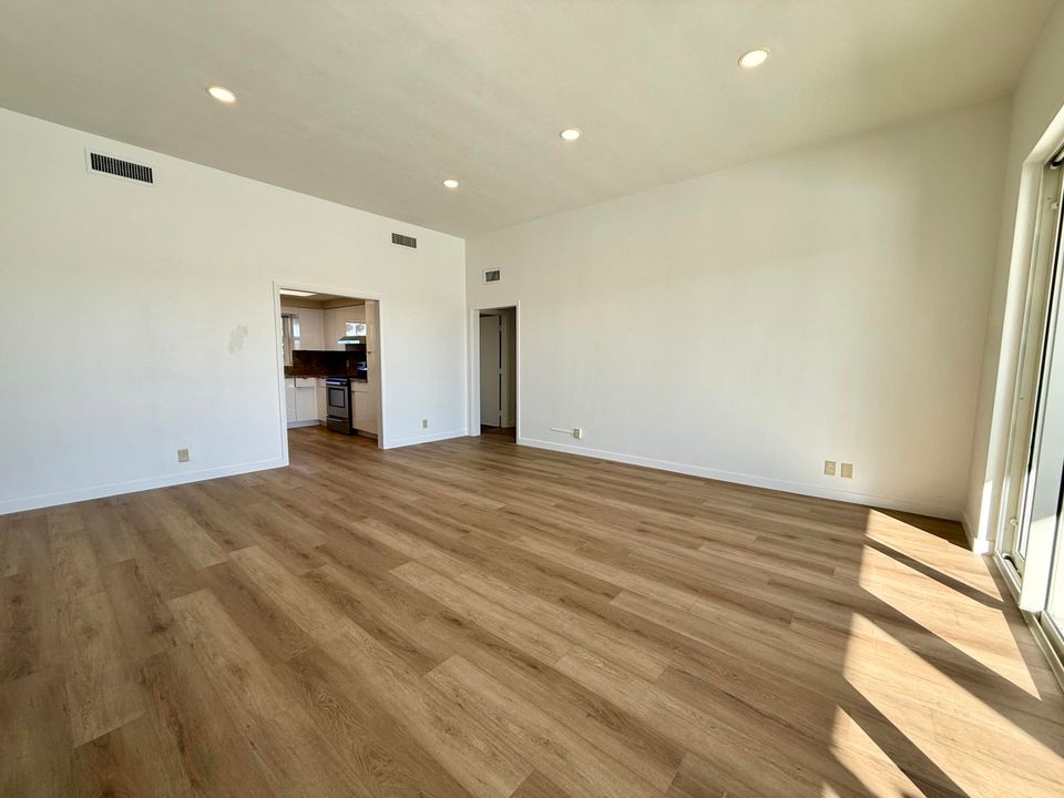 For Rent: $4,995 (2 beds, 2 baths, 1250 Square Feet)