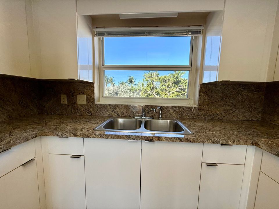 For Rent: $4,995 (2 beds, 2 baths, 1250 Square Feet)