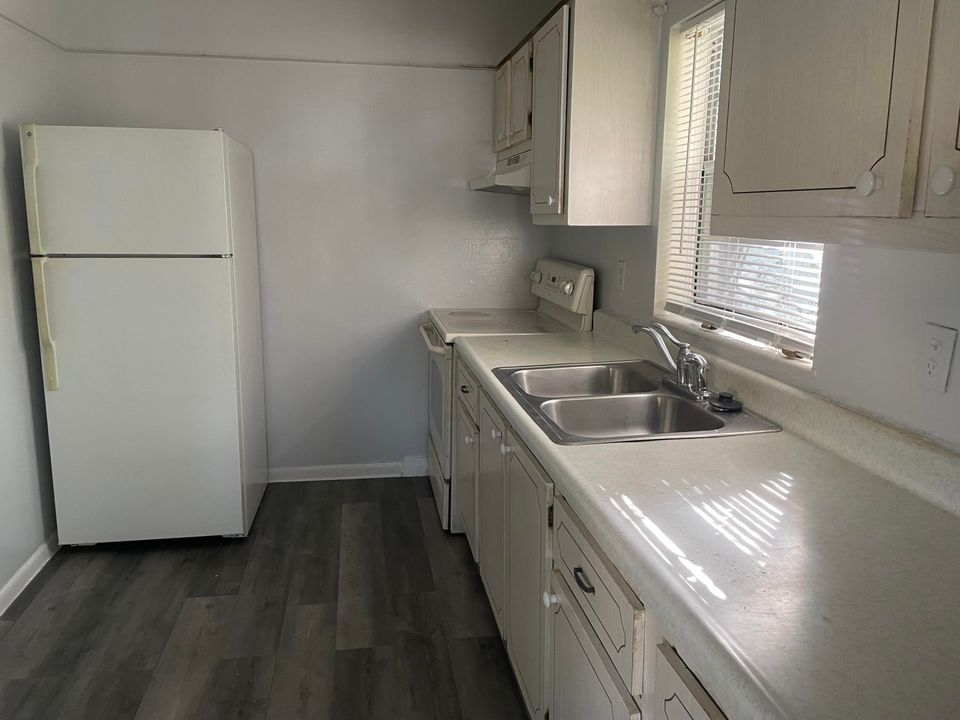 For Rent: $1,600 (1 beds, 1 baths, 616 Square Feet)