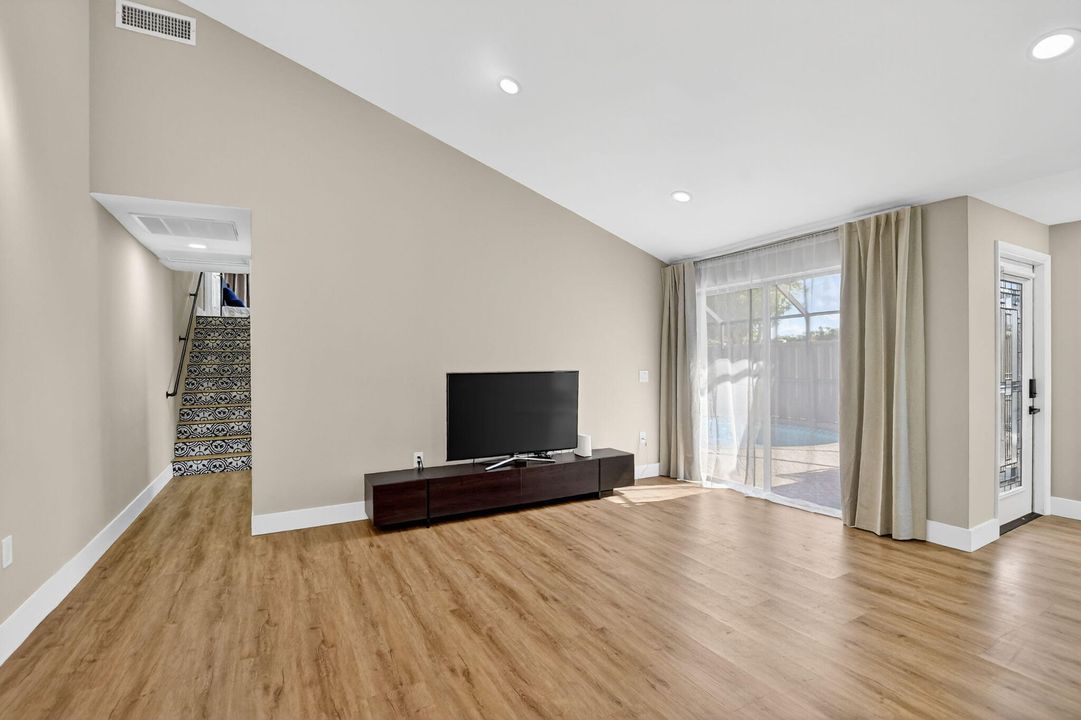 For Sale: $525,000 (3 beds, 3 baths, 1325 Square Feet)