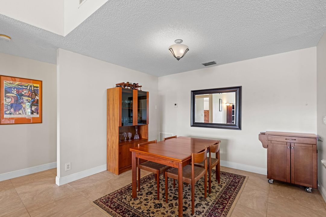 合同活跃: $365,000 (2 贝兹, 2 浴室, 1457 平方英尺)