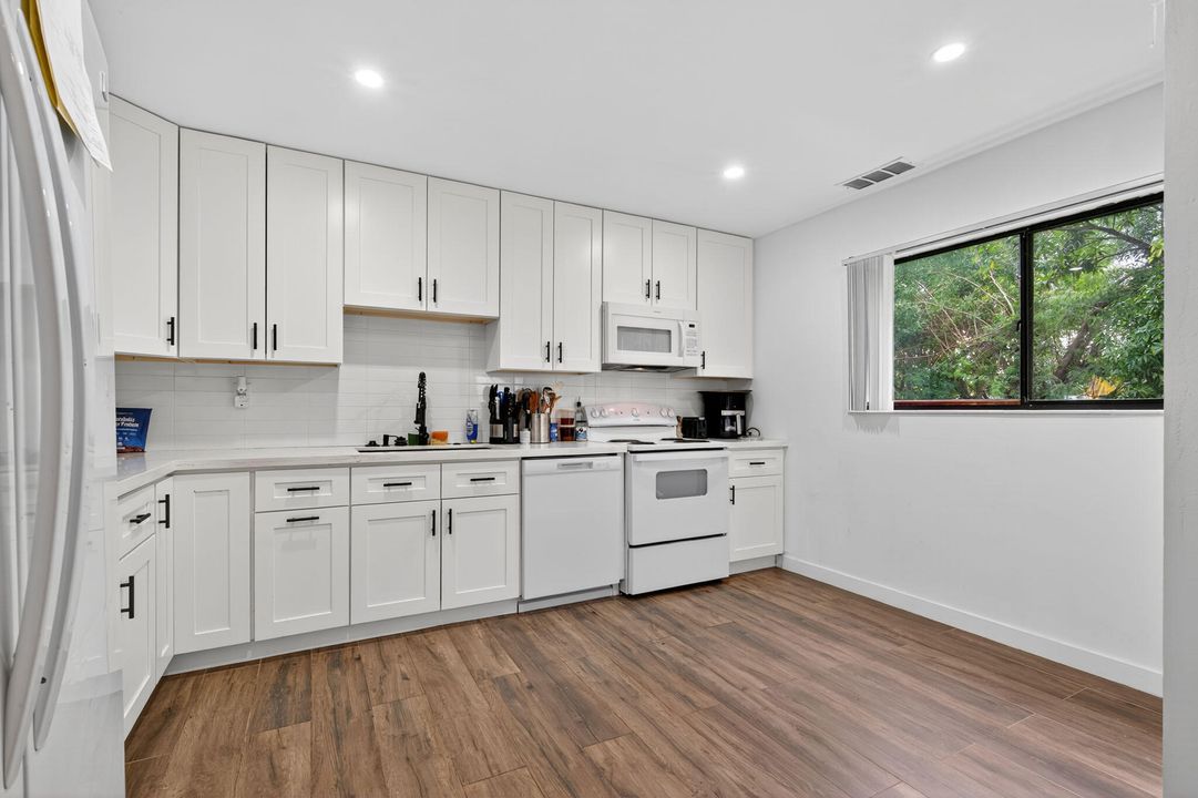 Под контрактом: $499,900 (3 спален, 2 ванн, 1459 Квадратных фут)