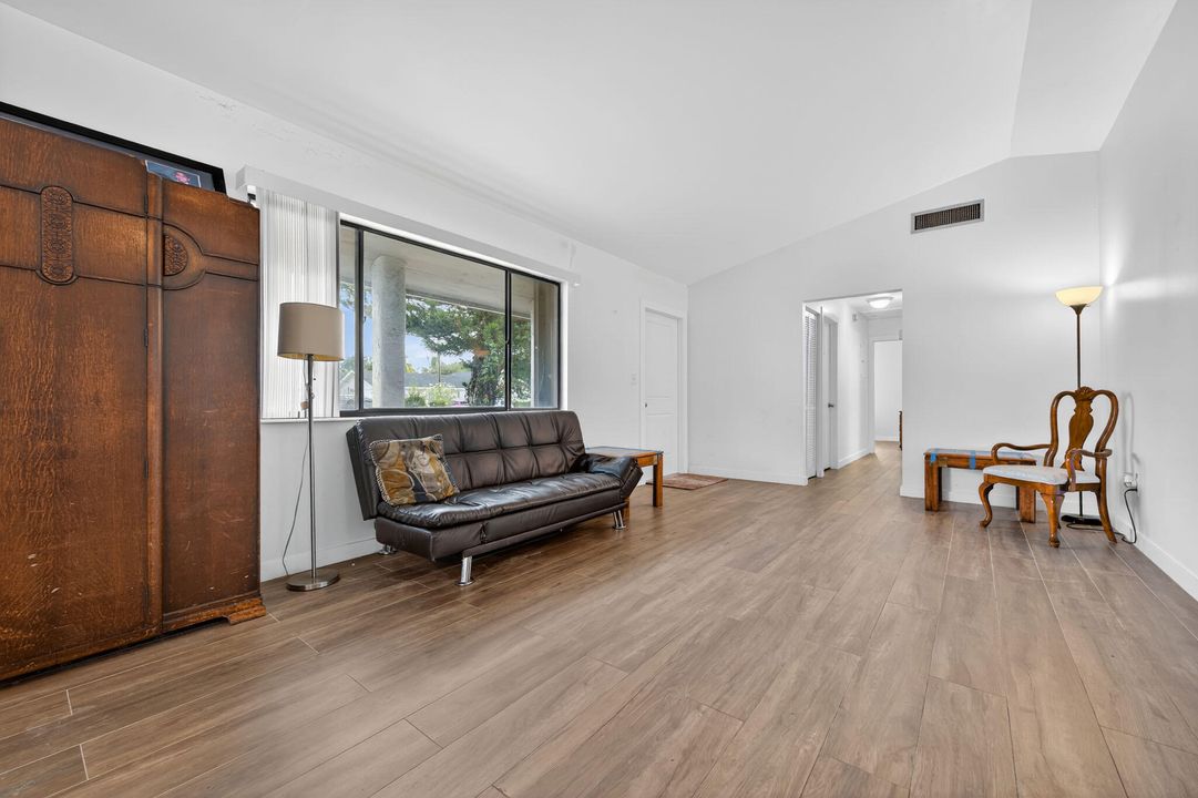 Под контрактом: $499,900 (3 спален, 2 ванн, 1459 Квадратных фут)