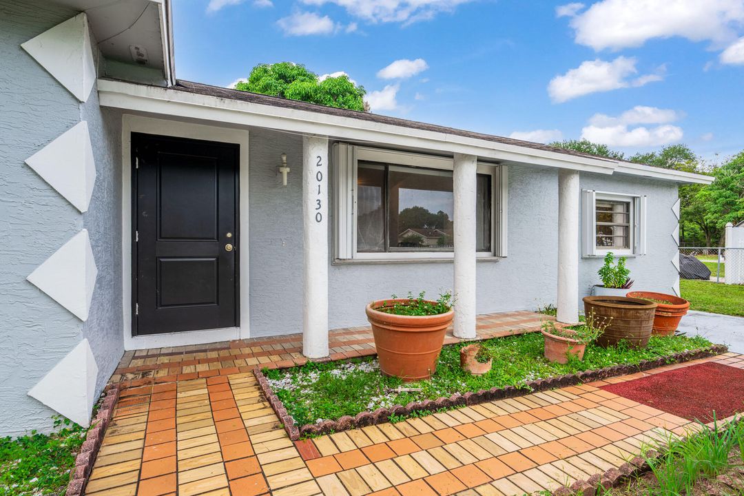 Под контрактом: $499,900 (3 спален, 2 ванн, 1459 Квадратных фут)