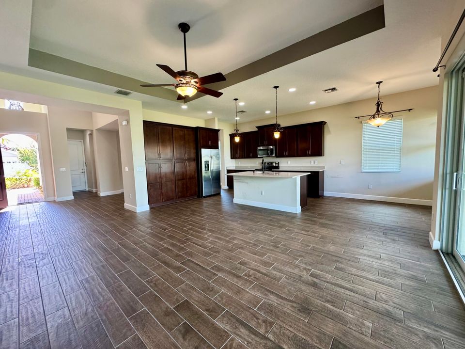 For Sale: $549,900 (3 beds, 2 baths, 1913 Square Feet)