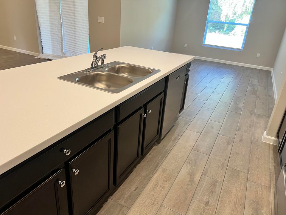 出租: $3,200 (4 贝兹, 3 浴室, 2078 平方英尺)