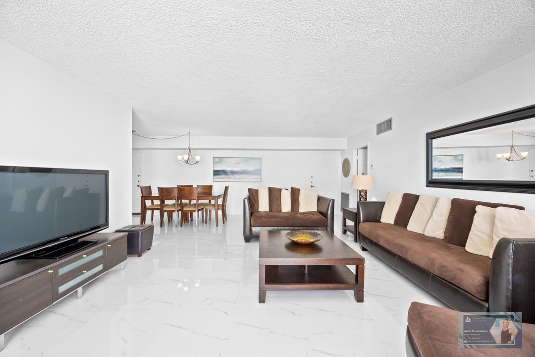 Под контрактом: $360,000 (2 спален, 2 ванн, 1311 Квадратных фут)