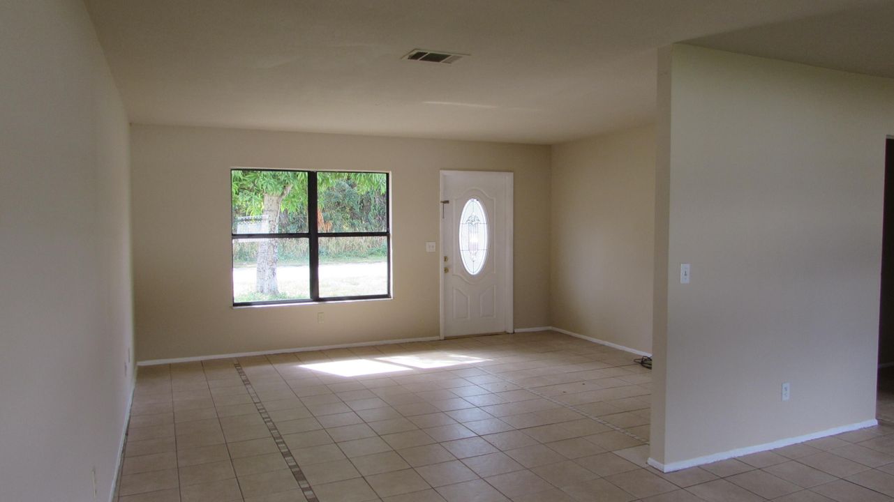 For Sale: $250,000 (3 beds, 2 baths, 1176 Square Feet)