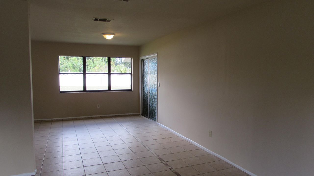 For Sale: $250,000 (3 beds, 2 baths, 1176 Square Feet)