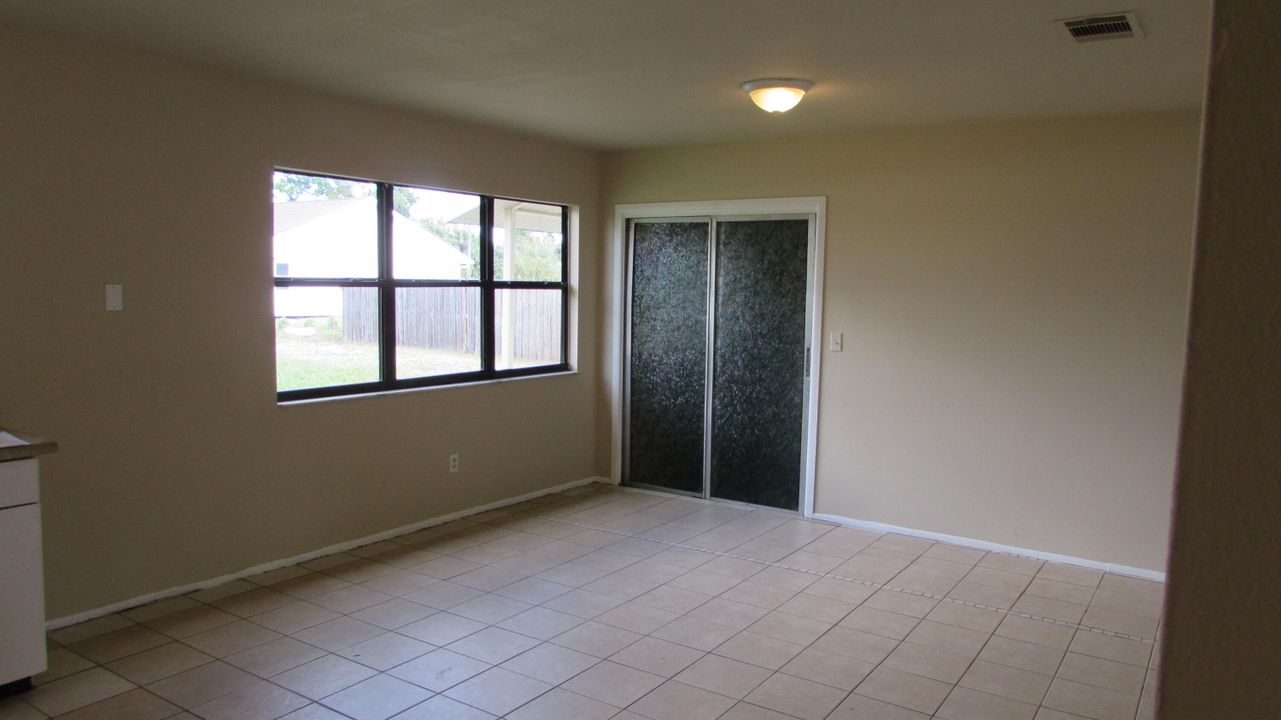 For Sale: $250,000 (3 beds, 2 baths, 1176 Square Feet)