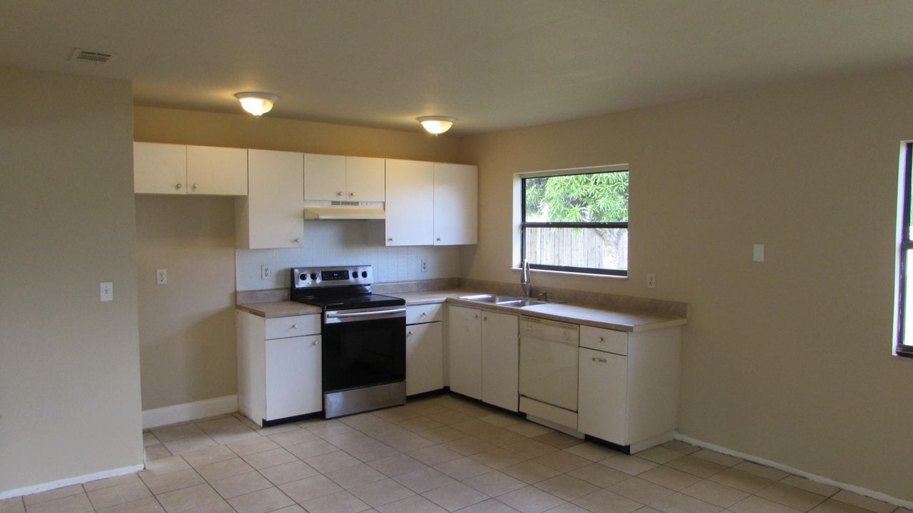 For Sale: $250,000 (3 beds, 2 baths, 1176 Square Feet)