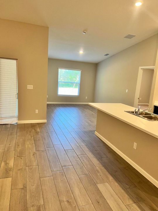 出租: $3,200 (4 贝兹, 3 浴室, 2078 平方英尺)