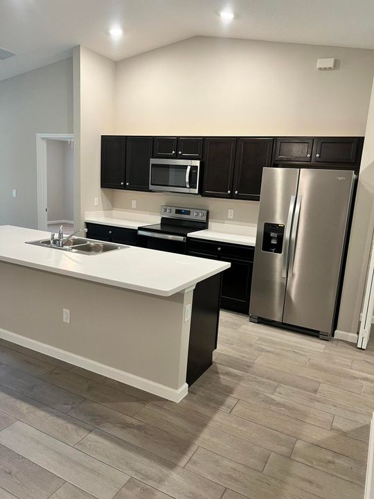 出租: $3,200 (4 贝兹, 3 浴室, 2078 平方英尺)