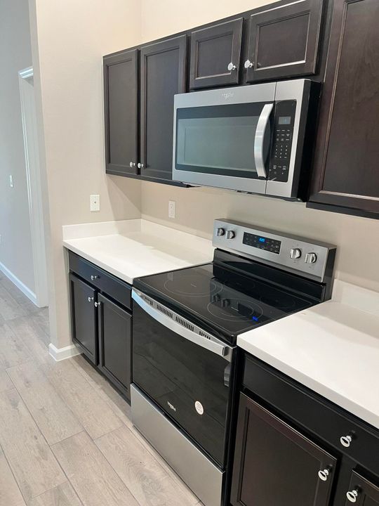 出租: $3,200 (4 贝兹, 3 浴室, 2078 平方英尺)