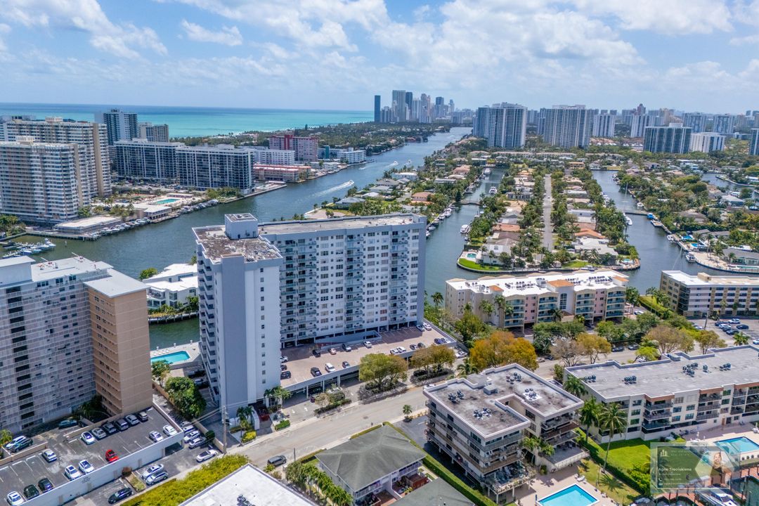 Под контрактом: $360,000 (2 спален, 2 ванн, 1311 Квадратных фут)