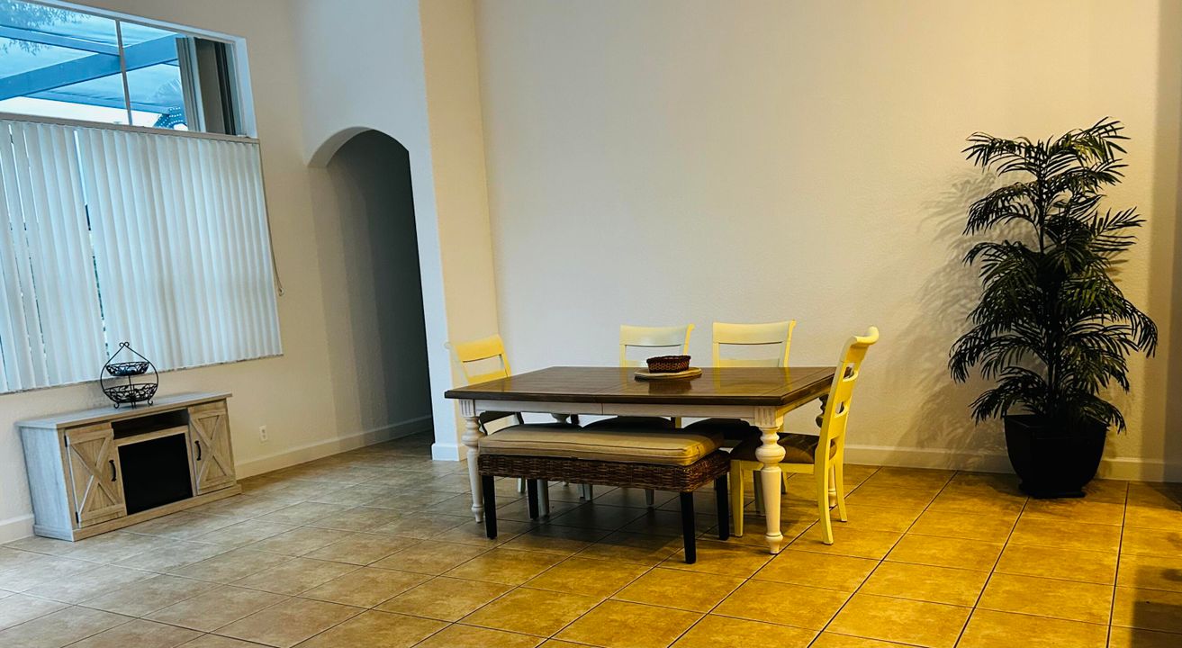 出租: $5,750 (5 贝兹, 3 浴室, 2820 平方英尺)