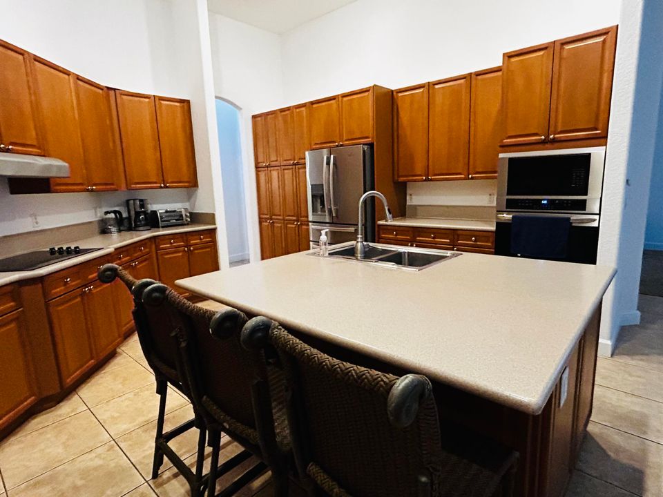 出租: $5,750 (5 贝兹, 3 浴室, 2820 平方英尺)