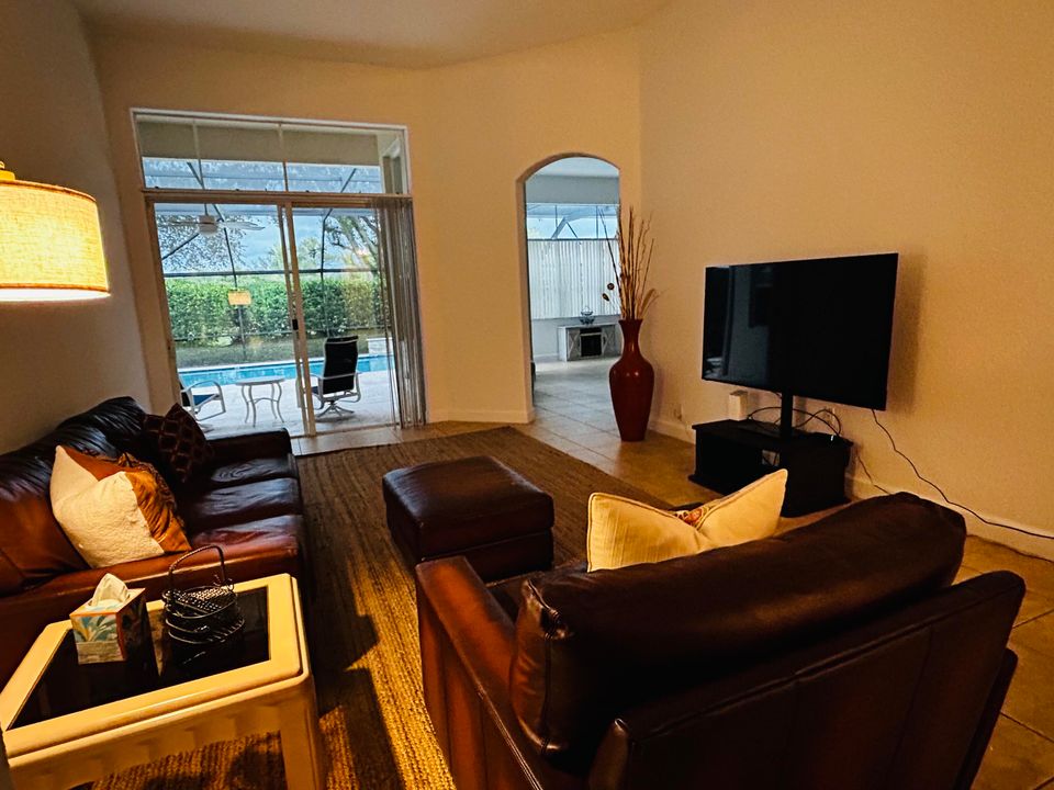 出租: $5,750 (5 贝兹, 3 浴室, 2820 平方英尺)