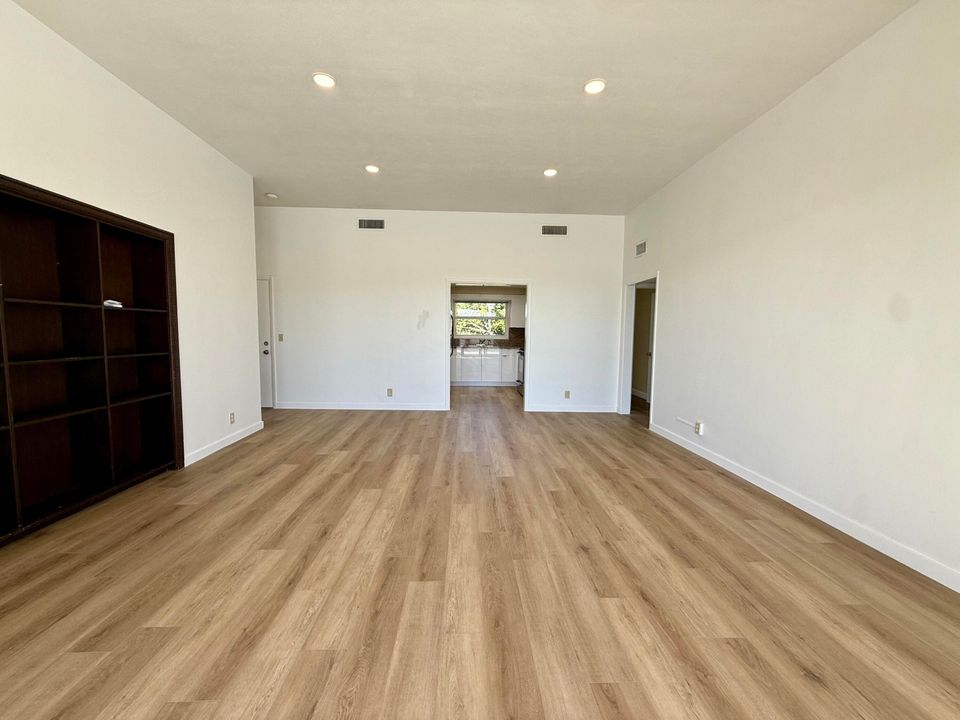 For Rent: $4,995 (2 beds, 2 baths, 1250 Square Feet)