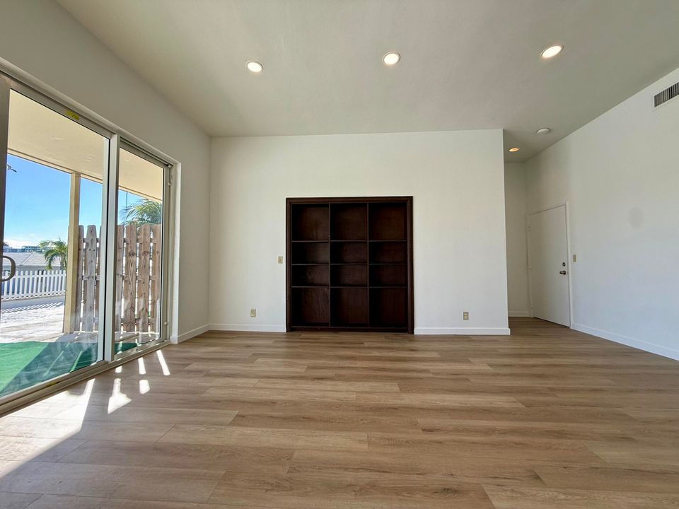 For Rent: $4,995 (2 beds, 2 baths, 1250 Square Feet)