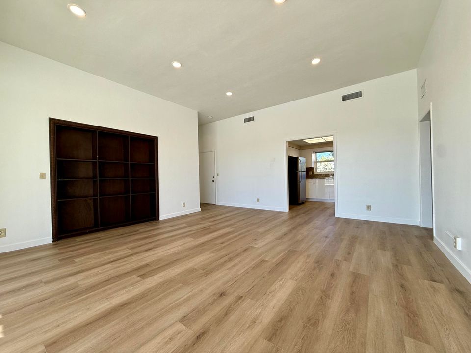 For Rent: $4,995 (2 beds, 2 baths, 1250 Square Feet)