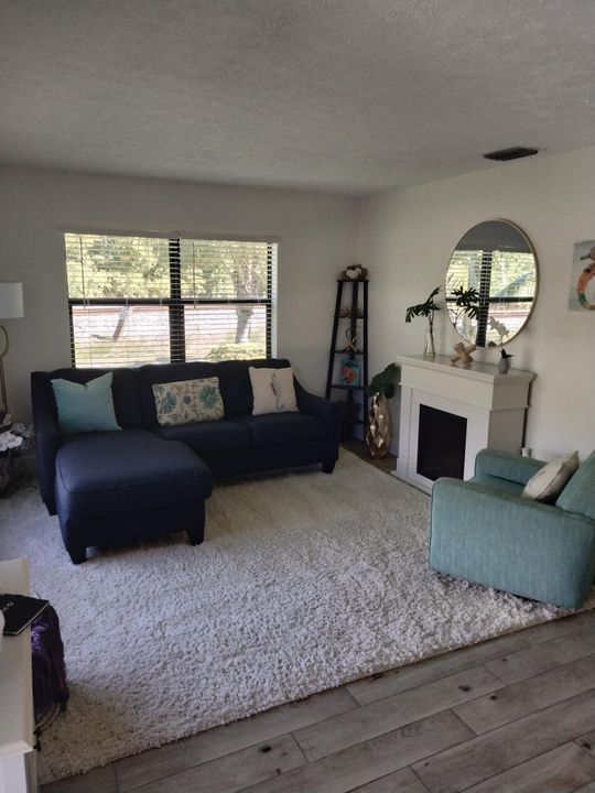 出租: $2,400 (3 贝兹, 2 浴室, 1306 平方英尺)