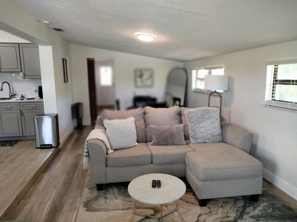 出租: $2,400 (3 贝兹, 2 浴室, 1306 平方英尺)