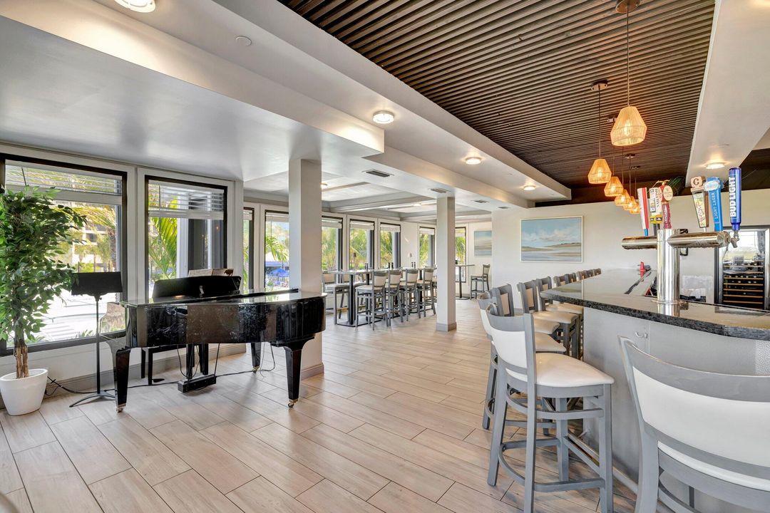 For Sale: $225,000 (2 beds, 2 baths, 1069 Square Feet)