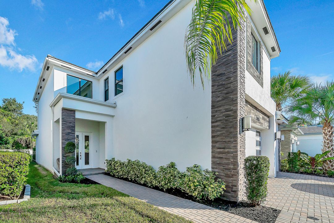 For Sale: $975,000 (5 beds, 4 baths, 3016 Square Feet)