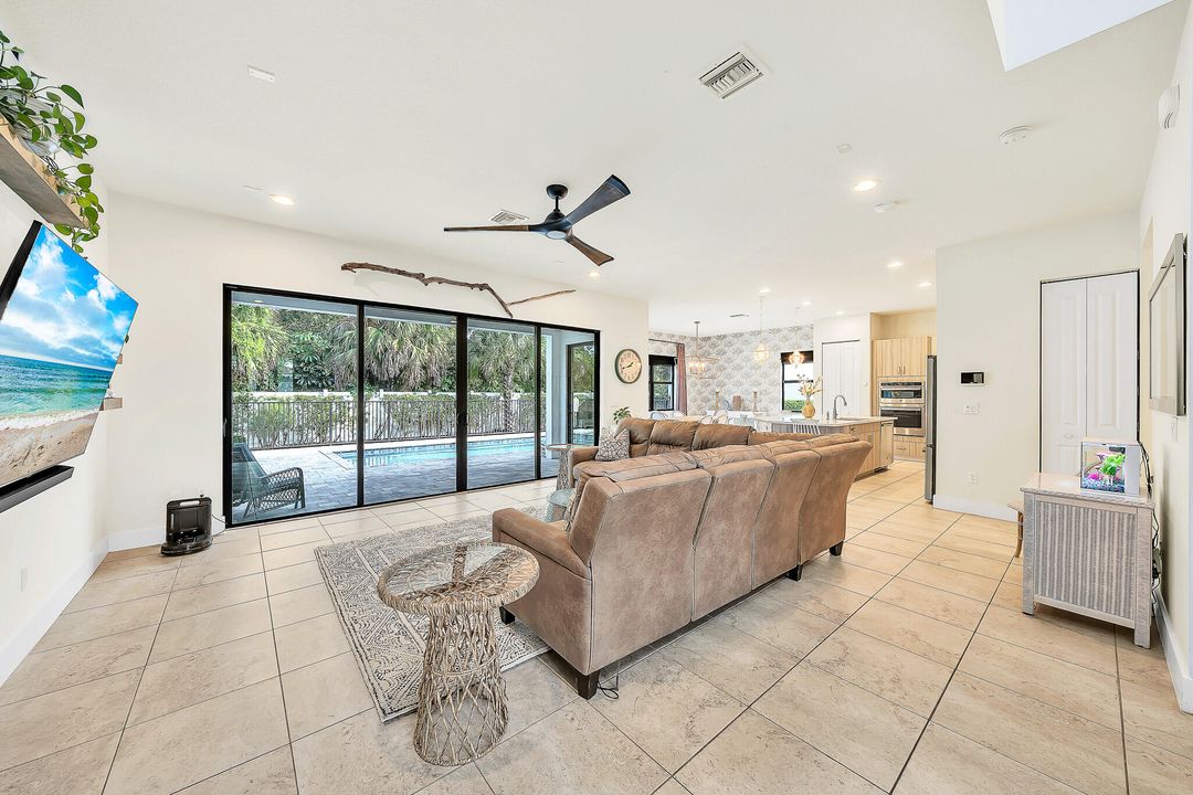 For Sale: $975,000 (5 beds, 4 baths, 3016 Square Feet)