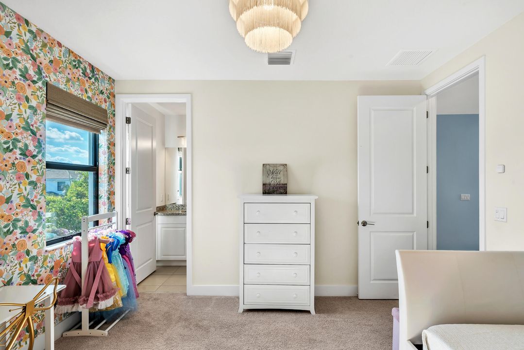 For Sale: $975,000 (5 beds, 4 baths, 3016 Square Feet)