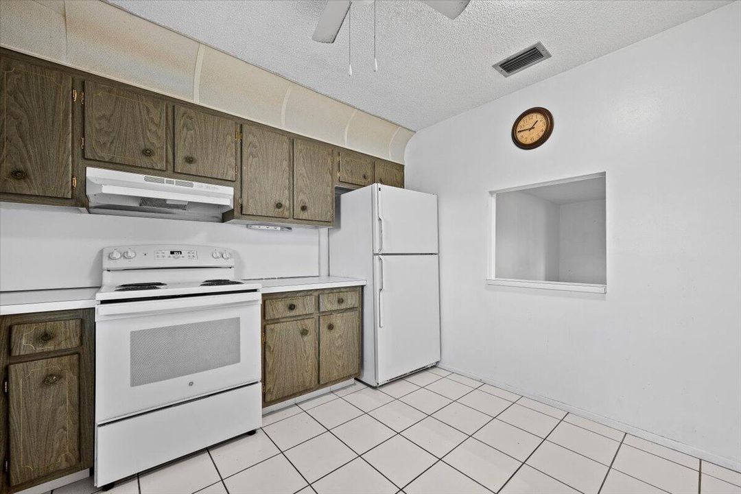 На продажу: $159,999 (2 спален, 1 ванн, 1024 Квадратных фут)