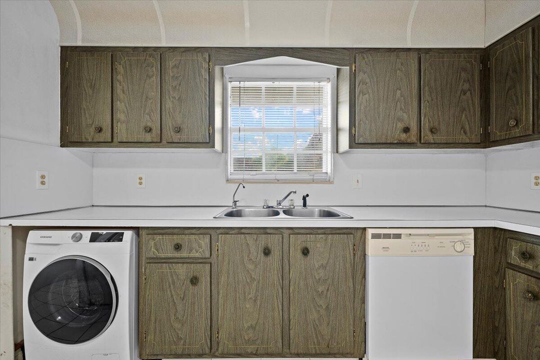 На продажу: $159,999 (2 спален, 1 ванн, 1024 Квадратных фут)