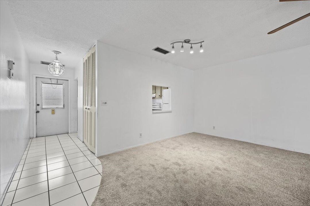 На продажу: $159,999 (2 спален, 1 ванн, 1024 Квадратных фут)