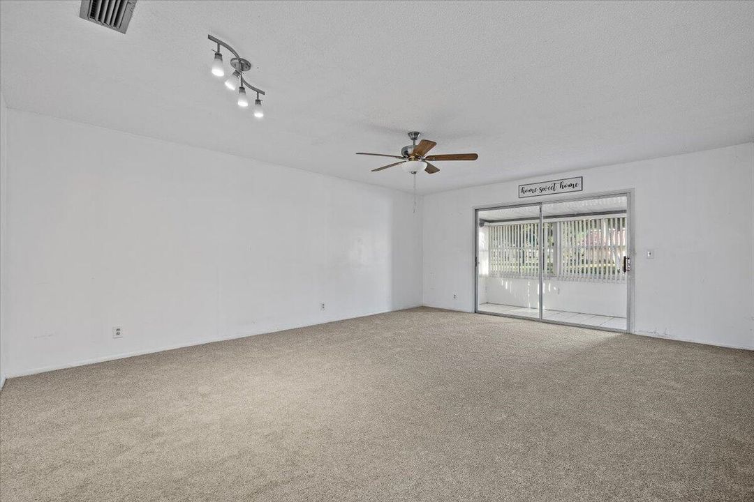 На продажу: $159,999 (2 спален, 1 ванн, 1024 Квадратных фут)