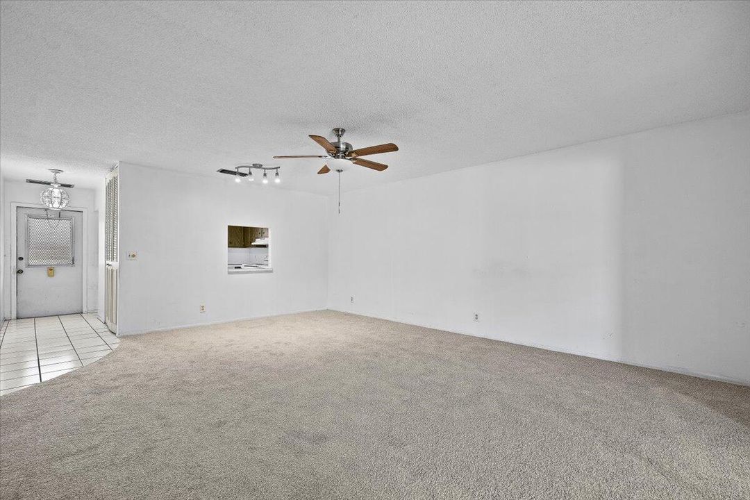 На продажу: $159,999 (2 спален, 1 ванн, 1024 Квадратных фут)