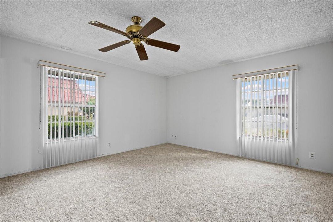 На продажу: $159,999 (2 спален, 1 ванн, 1024 Квадратных фут)