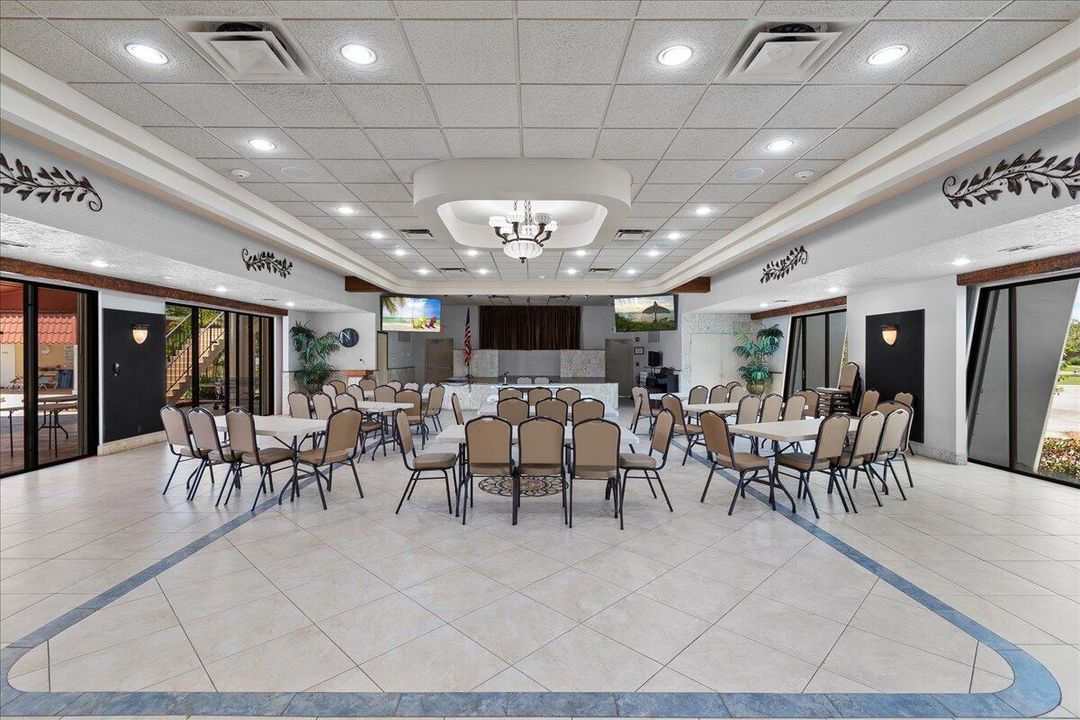 На продажу: $159,999 (2 спален, 1 ванн, 1024 Квадратных фут)