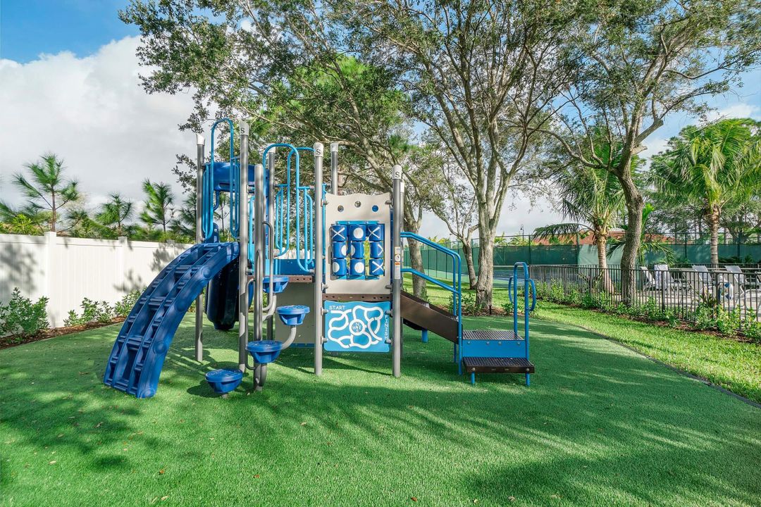 For Sale: $975,000 (5 beds, 4 baths, 3016 Square Feet)