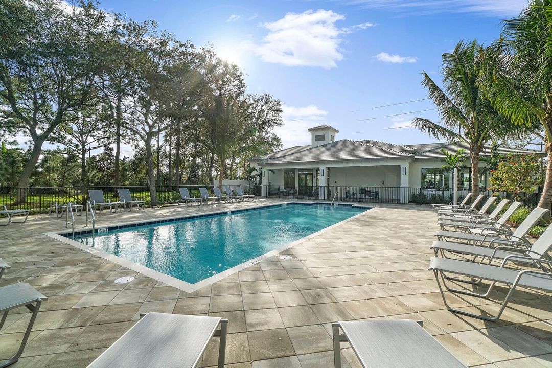 For Sale: $975,000 (5 beds, 4 baths, 3016 Square Feet)